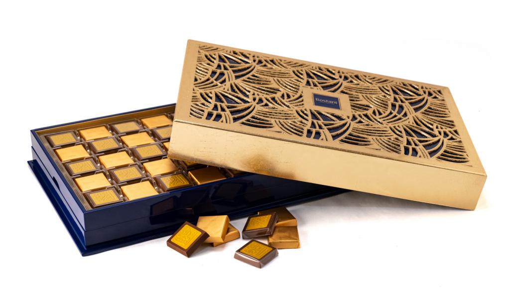 العلبة الذهبية لون كحلي مع عبارة ألف مبروك على الشوكولا 80 حبة 