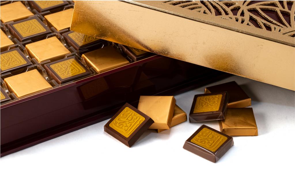 العلبة الذهبية لون بني مع عبارة ألف مبروك على الشوكولا 80 حبة 