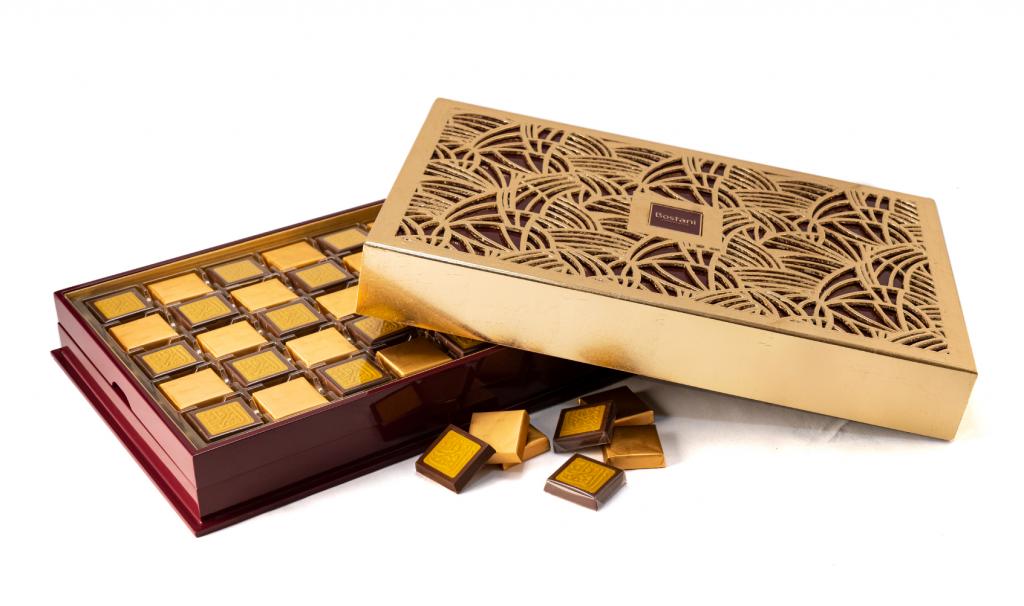 العلبة الذهبية لون بني مع عبارة ألف مبروك على الشوكولا 80 حبة 