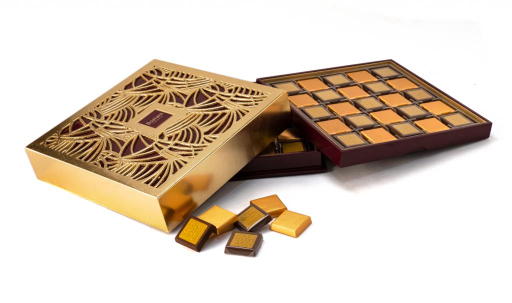 العلبة الذهبية لون بني مع عبارة ألف مبروك على الشوكولا 50 حبة 