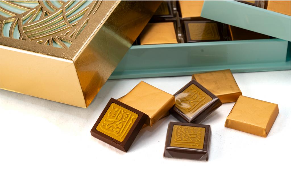 العلبة الذهبية لون تيفاني مع عبارة ألف مبروك على الشوكولا 32 حبة 