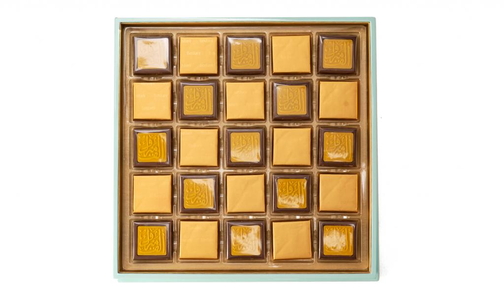 العلبة الذهبية لون تيفاني مع عبارة ألف مبروك على الشوكولا 50 حبة 
