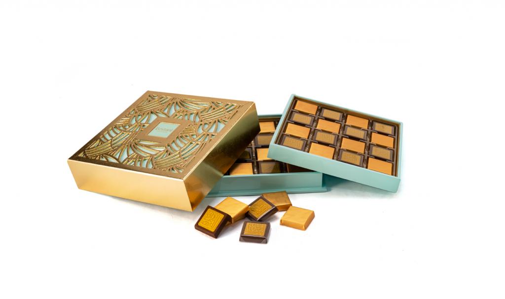 العلبة الذهبية لون تيفاني مع عبارة ألف مبروك على الشوكولا 32 حبة 