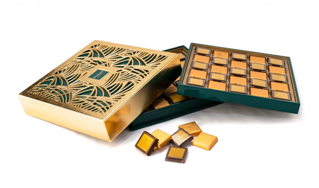 العلبة الذهبية لون أخضر مع عبارة ألف مبروك على الشوكولا 50 حبة 