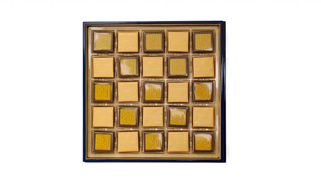 العلبة الذهبية لون كحلي مع عبارة ألف مبروك على الشوكولا 50 حبة 