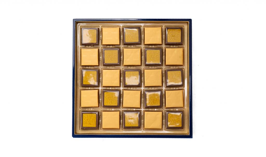 العلبة الذهبية لون كحلي مع عبارة حمداً على السلامة على الشوكولا 50 حبة 