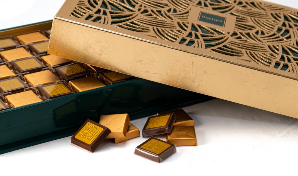 العلبة الذهبية لون أخضر مع عبارة ألف مبروك على الشوكولا 80 حبة 