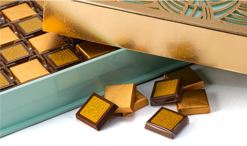 العلبة الذهبية لون تيفاني مع عبارة ألف مبروك على الشوكولا 80 حبة 