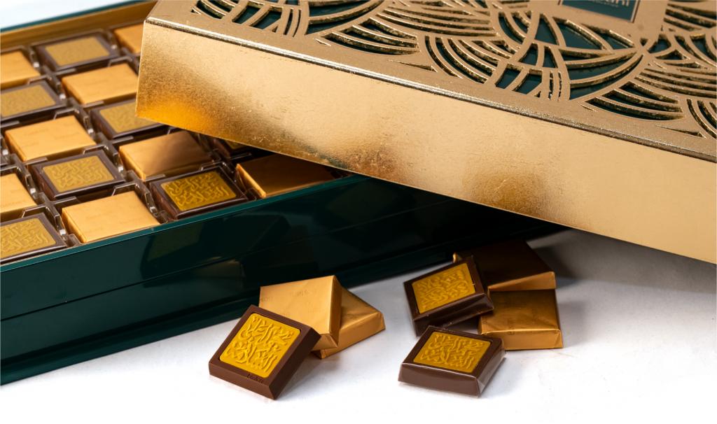 العلبة الذهبية لون أخضر مع عبارة حمداً على السلامة على الشوكولا 80 حبة 