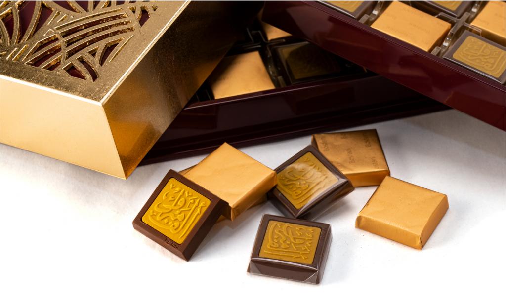 العلبة الذهبية لون بني مع عبارة ألف مبروك على الشوكولا 32 حبة 