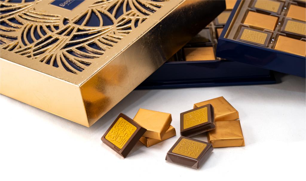 العلبة الذهبية لون كحلي مع عبارة حمداً على السلامة على الشوكولا 50 حبة 