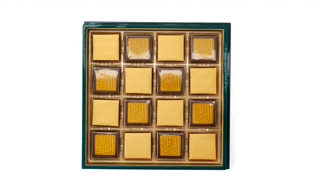العلبة الذهبية لون أخضر مع عبارة ألف مبروك على الشوكولا 32 حبة 