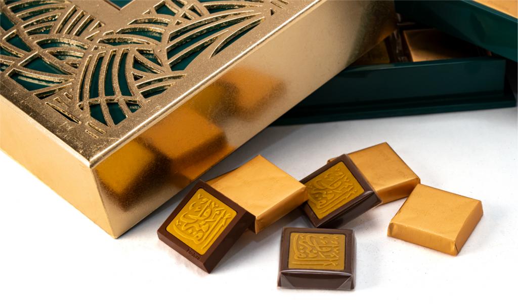 العلبة الذهبية لون أخضر مع عبارة ألف مبروك على الشوكولا 32 حبة 