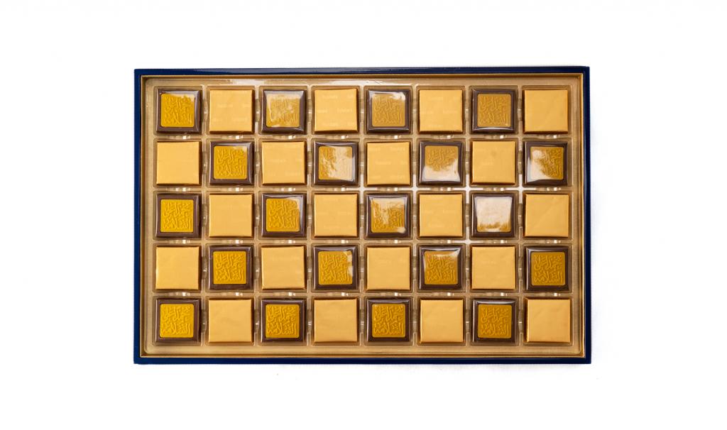 العلبة الذهبية لون كحلي مع عبارة حمداً على السلامة على الشوكولا 80 حبة 