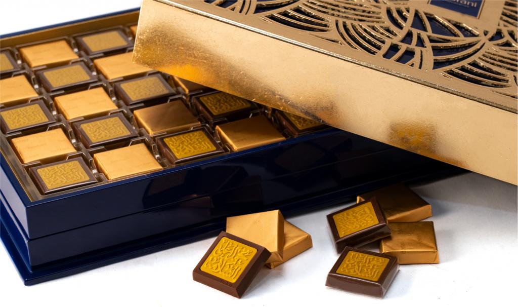 العلبة الذهبية لون كحلي مع عبارة حمداً على السلامة على الشوكولا 80 حبة 