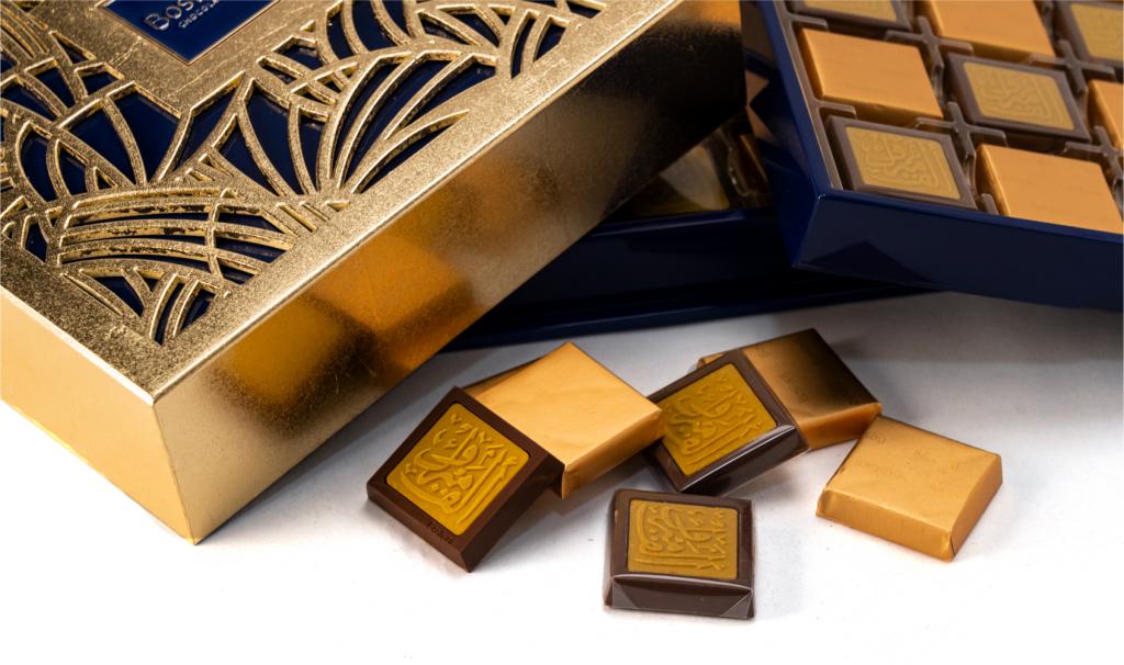 العلبة الذهبية لون كحلي مع عبارة ألف مبروك على الشوكولا 32 حبة 
