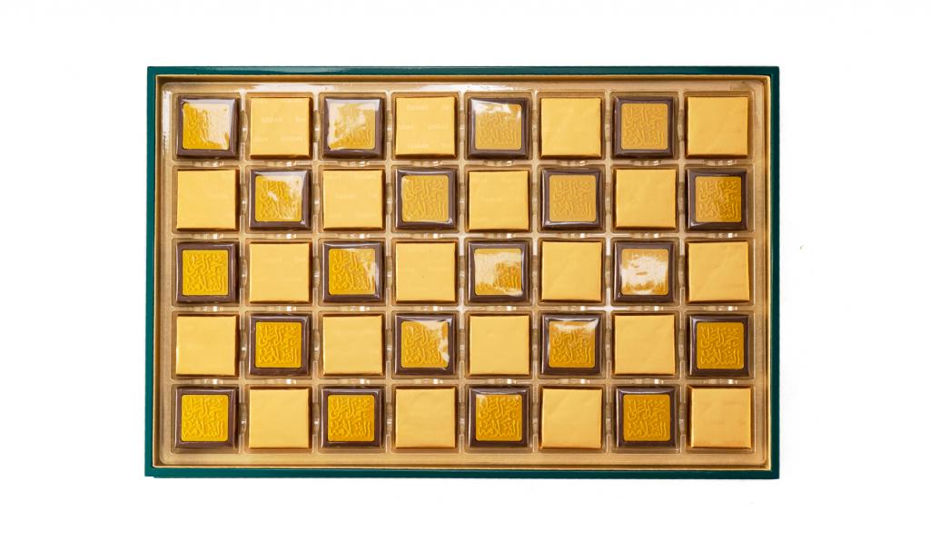 العلبة الذهبية لون أخضر مع عبارة حمداً على السلامة على الشوكولا 80 حبة 
