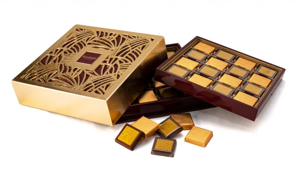 العلبة الذهبية لون بني مع عبارة ألف مبروك على الشوكولا 32 حبة 