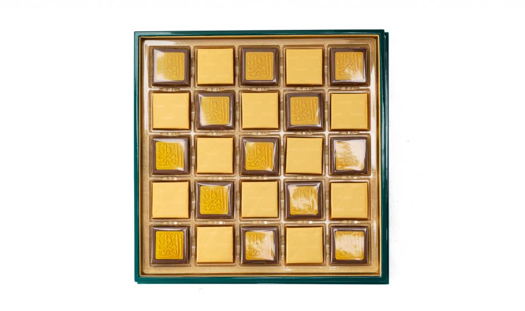 العلبة الذهبية لون أخضر مع عبارة ألف مبروك على الشوكولا 50 حبة 